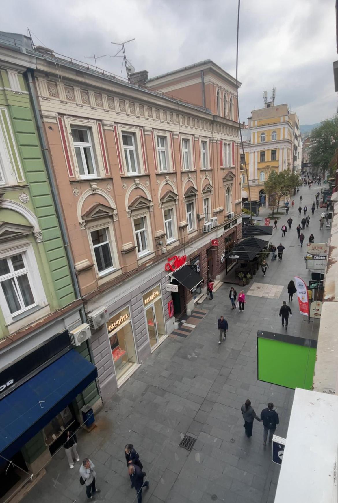 Main Street Retreat Apartment With Free Parking Сараево Экстерьер фото