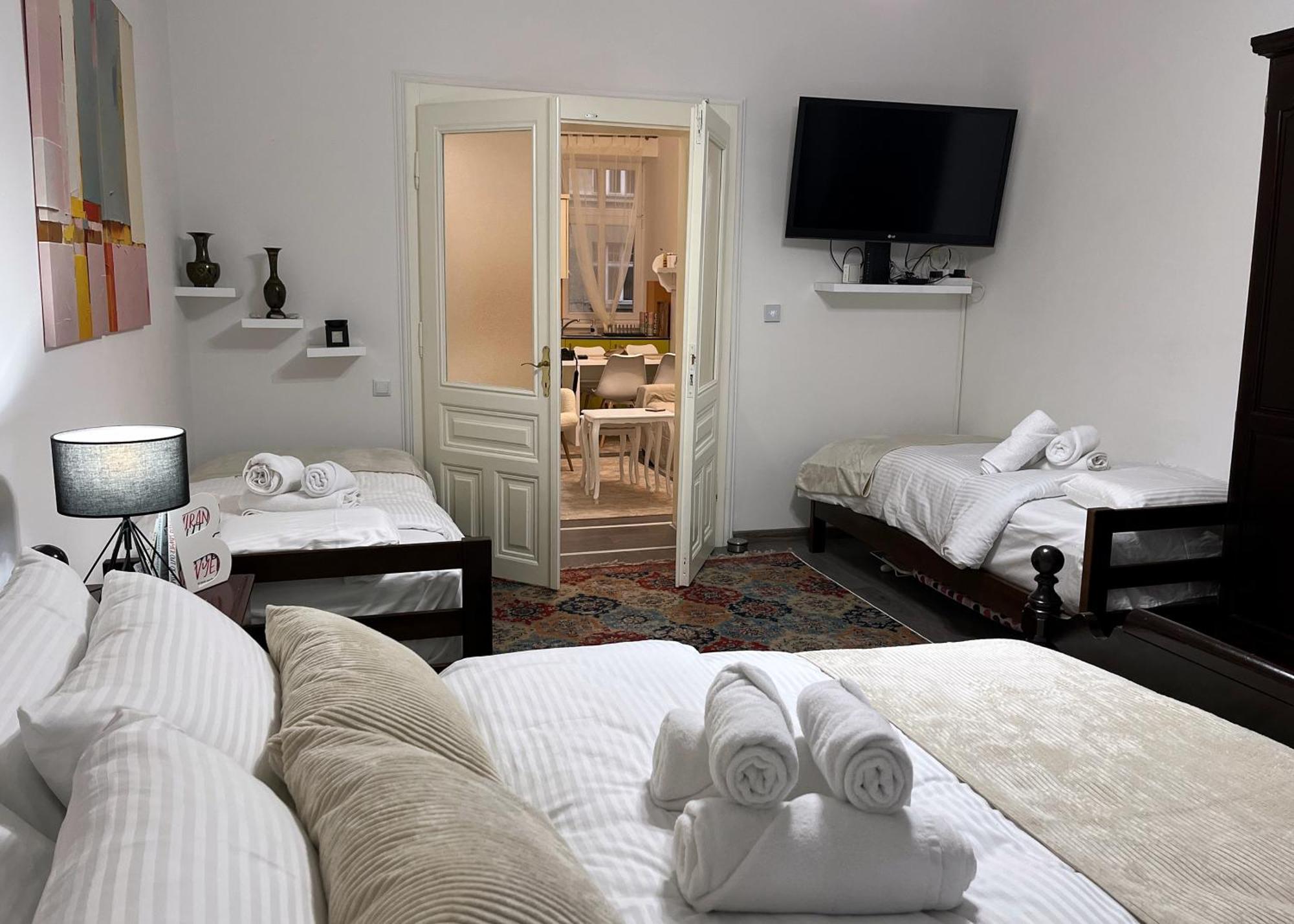 Main Street Retreat Apartment With Free Parking Сараево Экстерьер фото