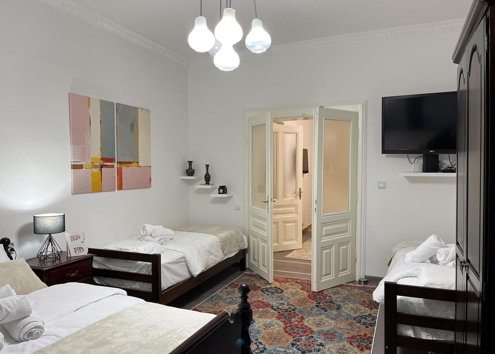 Main Street Retreat Apartment With Free Parking Сараево Экстерьер фото